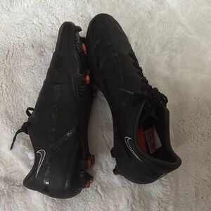 Nike Soccer Black Athletic Shoes Sleek Design Size 6.5 Unisex
